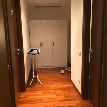 Cosy Spacious With Private Balcony מילאנו