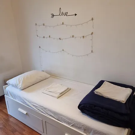 Cosy Spacious With Private Balcony בית אירוח מילאנו
