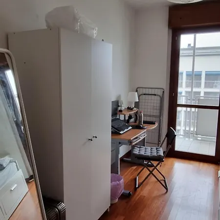 Cosy Spacious With Private Balcony מילאנו