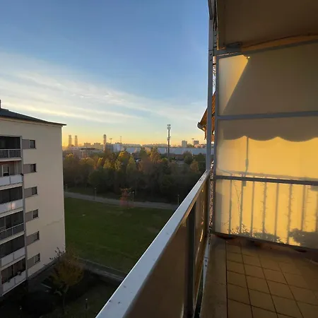 Cosy Spacious With Private Balcony בית אירוח מילאנו