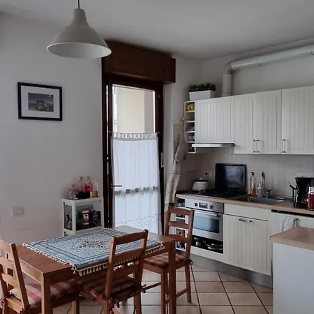 Cosy Spacious With Private Balcony בית אירוח מילאנו